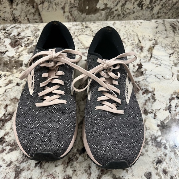 Brooks Launch 7 Running Shoe in Pale Pink and Dark Gray, Size 9.5 - Picture 1 of 9